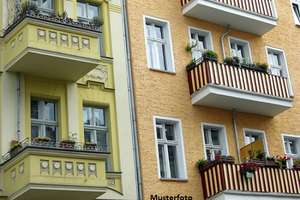 2 Mehrfamilienhäuser mit 6 Wohnungen, Gewerbeeinheit, 3 Garagen und 5 Stellplätze