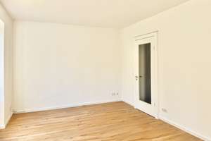 Charmantes Haus mit traumhaftem Garten, sonniger Terrasse und Doppelgarage – Die vollständige Adresse der Immobilie erhältst du vom Anbieter., 22359 Volksdorf, Hamburg – Vorschaubild 9