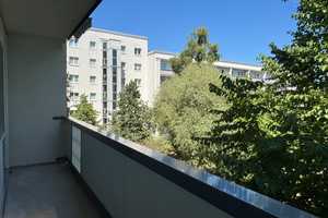In Sanierung für Sie! Appartement für die kleine Familie - mit Balkon und Aufzug! – Kastanienallee 84, 12627 Berlin – Vorschaubild 2