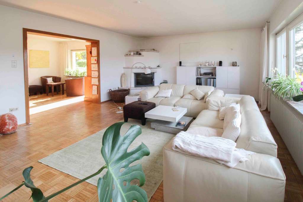 Immobilie in Eschelbronn - Wohnen mit Aussicht in Eschelbronn: Freistehendes Ein-/Zweifamilienhaus mit Potenzial - Bild 2