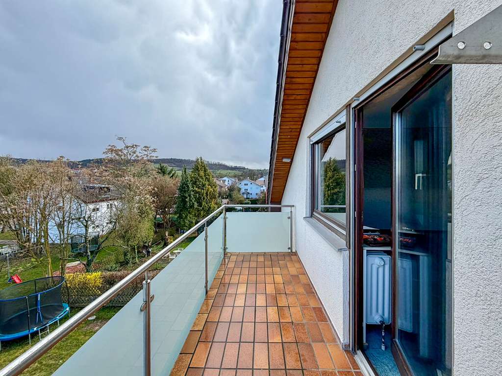 Immobilie in Oberderdingen - Charmante 2-Zimmer-DG-Wohnung mit Balkon, 8 m langer Garage & Gestaltungspotenzial - Bild 2