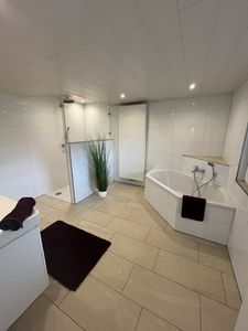 ***TOP Gelegenheit*** gr. EFH, neue Bäder, neue Hzg., EBK, Garten, 2 Garagen, Luf.-Wä.-P.+PV,