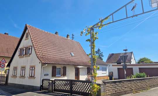Einfamilienhaus, 5 Zimmer, Küche, Bad. 2Garagen,500qm Grundstück ! Pool  möglich!