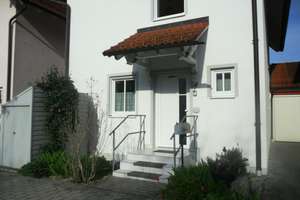 Neuwertiges Haus in zentraler Lage mit Einbauküche und tollem Garten in Metten – Bahnhofstraße 4, 94526 Metten – Vorschaubild 2