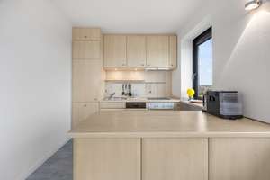 Skylineblick aus der 21. Etage, urbanes Living über den Dächern Hamburgs – Die vollständige Adresse der Immobilie erhältst du vom Anbieter., 22083 Barmbek-Süd, Hamburg – Vorschaubild 8