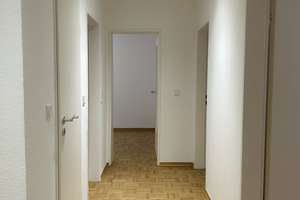 Frisch sanierte 3-Zimmer-Wohnung mit EBK,  Balkon im grünem Innenhof in der List  – Tannenbergallee 5, 30163 List, Hannover – Vorschaubild 2