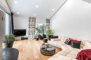 Licht, Lebensqualität & Privatsphäre am Waldrand! Wertig ausgestattete DHH mit Kamin, EBK und Garage – Die vollständige Adresse der Immobilie erhältst du vom Anbieter., 61389 Schmitten – Vorschaubild 2