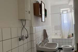 Zentral, dennoch ruhig gelegen: Große 2 Zimmer, Wohnküche, Diele, Bad 72 qm in gesuchter Lage – Helmholtzstrasse 20, 40215 Friedrichstadt, Düsseldorf – Vorschaubild 4
