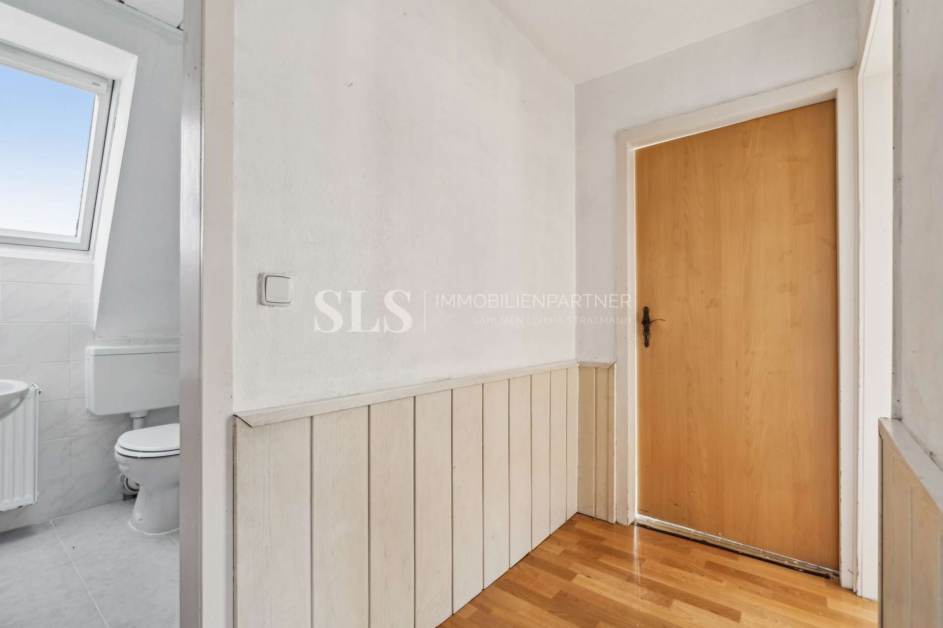 Charmante Dachgeschosswohnung mit Modernisierungsspielraum in bahnhofsnaher Wohnlage, Kleve Kreis – Bild 2