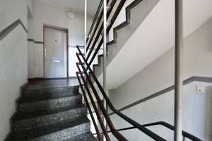 AUFZUG, BALKON & GEMEINSCHAFTLICHE DACHTERRASSE - ZENTRAL GELEGEN - ZUM NEU GESTALTEN – Die vollständige Adresse der Immobilie erhältst du vom Anbieter., 10715 Wilmersdorf, Berlin – Vorschaubild 17