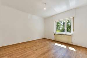 +++ Am Waldrand - Hochparterre-Etage im 2-FH mit Eigentümer - frisch renoviert - inkl. neuer EBK +++ – Mitterhoferstraße 14, 70435 Zuffenhausen-Am Stadtpark, Stuttgart – Vorschaubild 2
