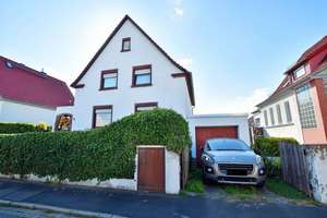 Großes Zweifamilienhaus mit großer Grundstücksfläche in begehrter Lage!