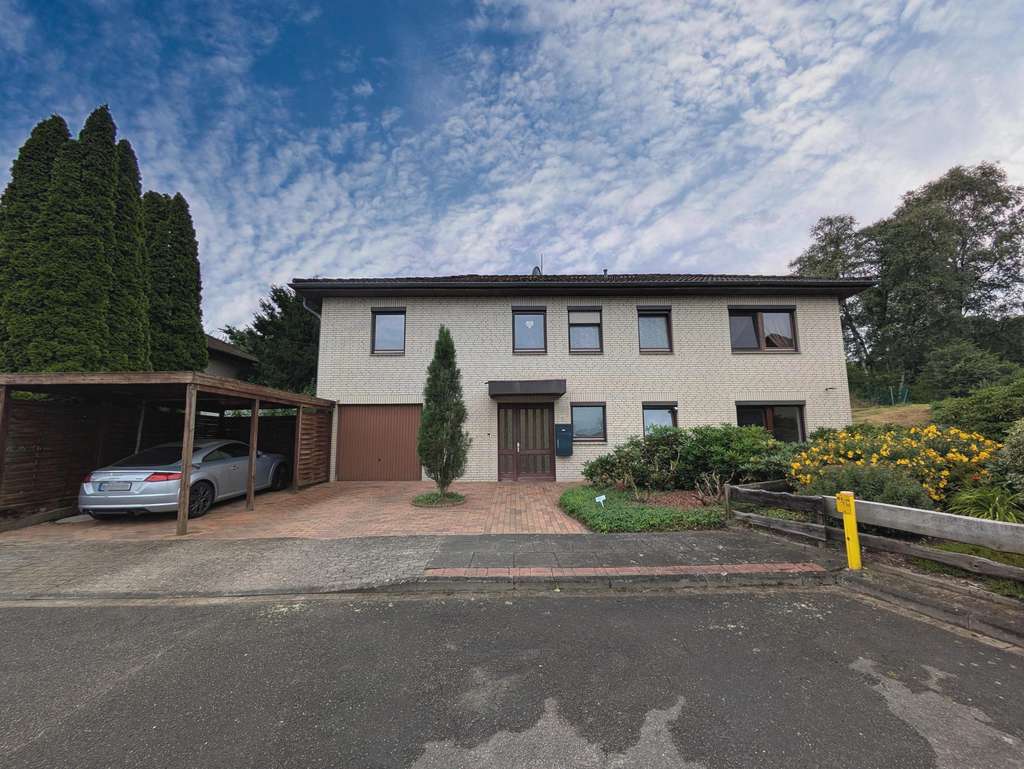 Immobilie in Harsefeld - Modernisiertes Einfamilienhaus in Hanglage mit barrierefreier Einliegerwohnung im Erdgeschoss - Bild 0