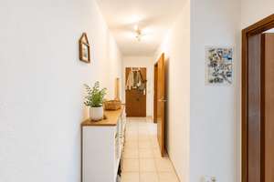 Zum Verkauf: helle 2 Zimmer-Wohnung mit Balkon und TG-Stellplatz in Waldkirch – Die vollständige Adresse der Immobilie erhältst du vom Anbieter., 79183 Waldkirch – Vorschaubild 2