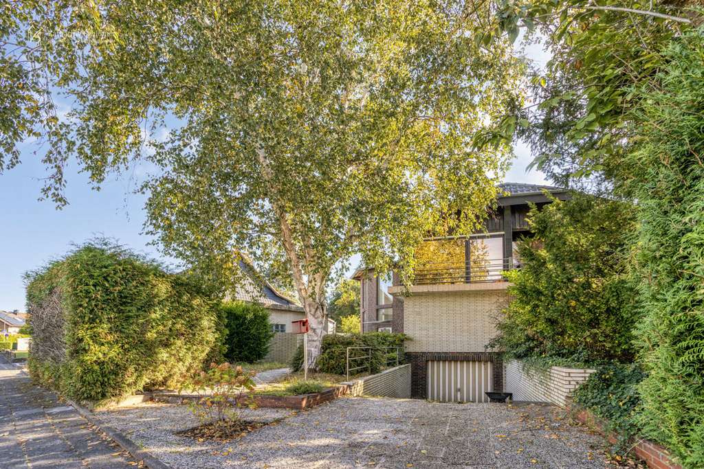 Immobilie in Dormagen - Ein Haus, unendliche Möglichkeiten...Drei Wohneinheiten in bester Lage von Dormagen-Ückerath - Bild 0