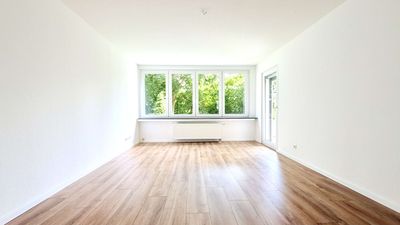 Frisch renovierte 3 Zimmer im EG mit großem Balkon