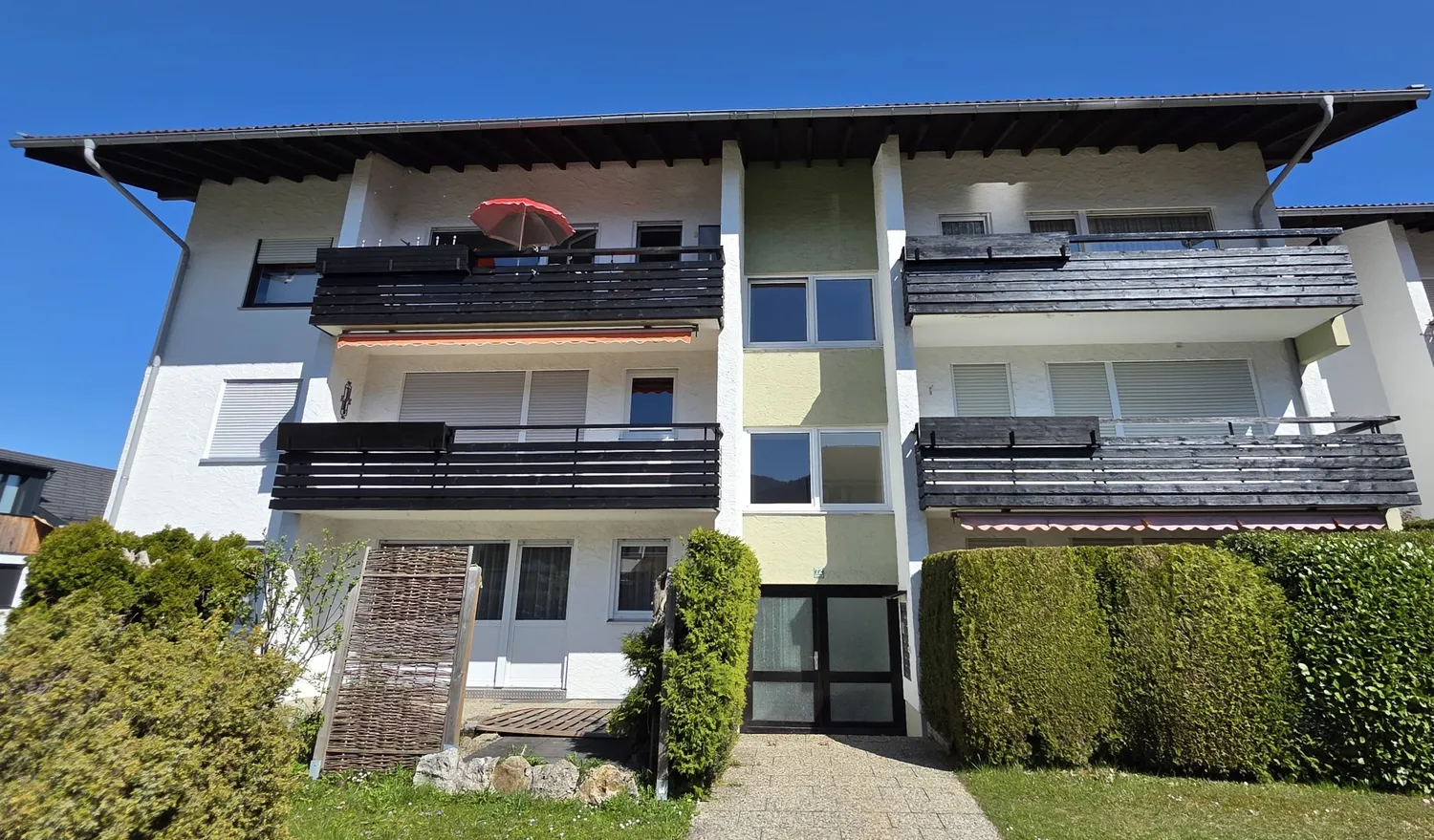 Attraktive 2,5 Zi. Erdgeschosswohnung mit 2 Terrassen, Rosenheim Kreis – Bild 1