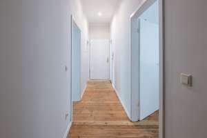 Bezugsfreie Altbauwohnung in absoluter Top-Lage mit Tageslicht-Badezimmer, Wohnküche und Holzdielen – Audre-Lorde-Straße 73, 10997 Kreuzberg, Berlin – Vorschaubild 5