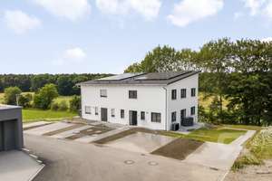 Erstbezug in Bestlage - Hochwertige Doppelhaushälfte mit ELW, PV und Weitblick über die Felder