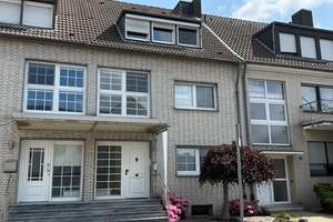 Einfamilienhaus mit Einliegerwohnung, Garage, Balkon und ausgebautem Dachstudio