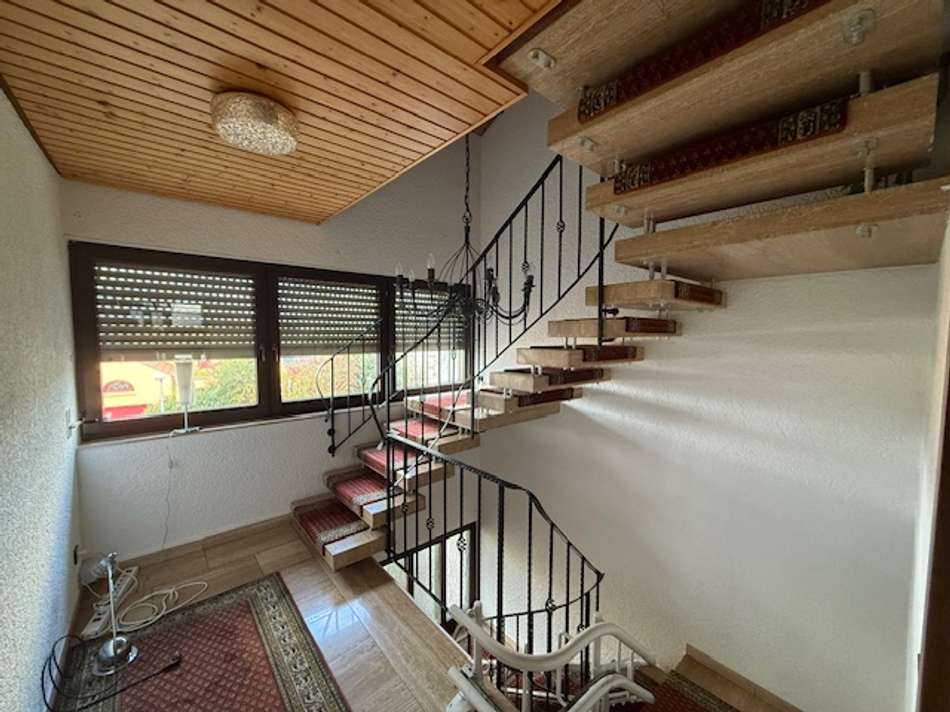 Hausflur EG mit Treppe in DG