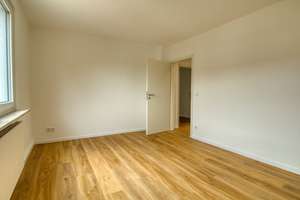 Erstbezug nach Kernsanierung! Stylische 2-Zimmer- Wohnung mit Loggia & Garage – Schierholzstraße 96, 30625 Kleefeld, Hannover – Vorschaubild 2
