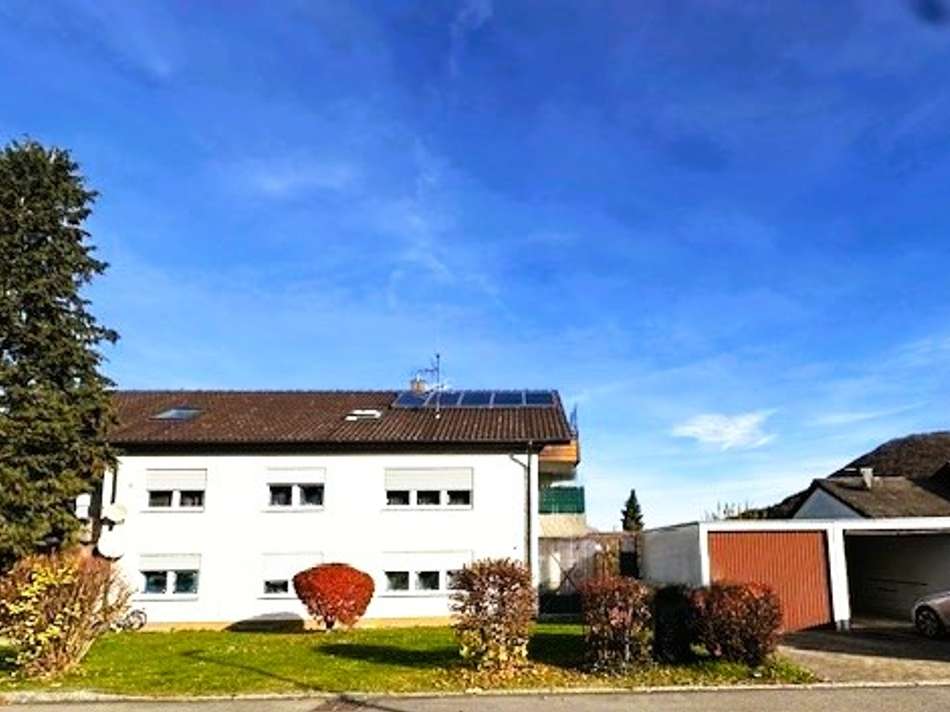 Südseite mit Garten u. Garagen
