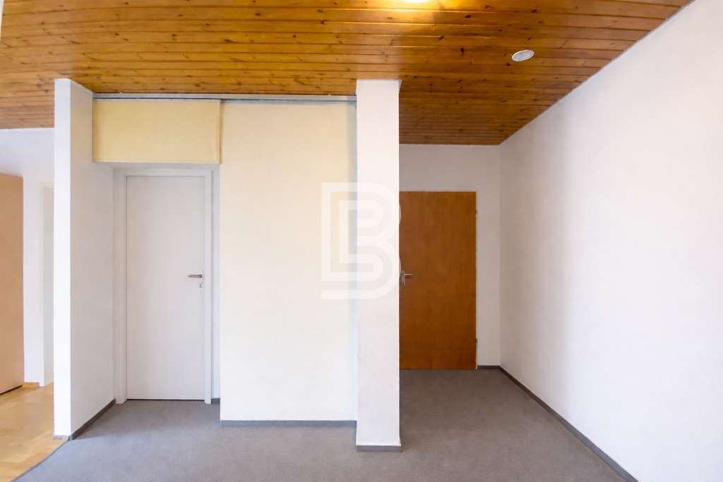 Immobilie in Gundelfingen - Ruhige Dachgeschosswohnung - 
2 Zimmer mit großem Westbalkon - Bild 1