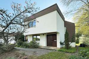 Attraktiver 1-Familien-Bungalow nebst 2 Garagen und Privatstraßenanteil in bevorzugter Wohnlage – Die vollständige Adresse der Immobilie erhältst du vom Anbieter., 78050 Villingen, Villingen-Schwenningen – Vorschaubild 4
