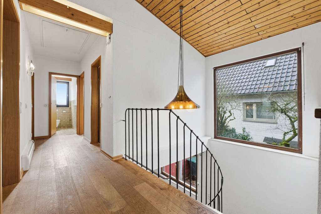 Immobilie in Wachtberg - Freistehendes Einfamilienhaus mit Wintergarten – Viel Platz in ruhiger Lage von Wachtberg - Bild 2