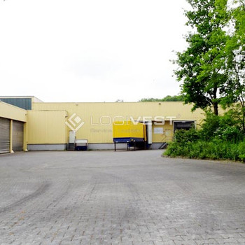 Lagerhalle in einem Industriegebiet nahe der A72