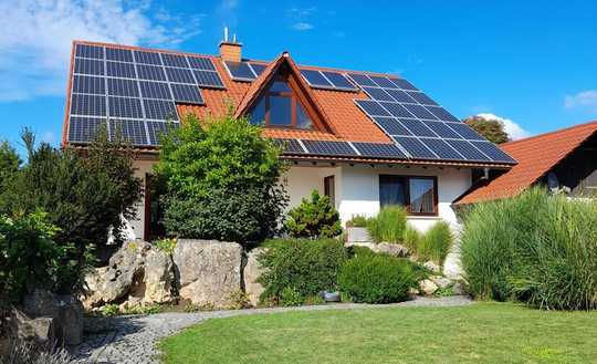 Stilvolles Einfamilienhaus in Ortsrandlage mit Garten, Terrassen und Wellnessbereich