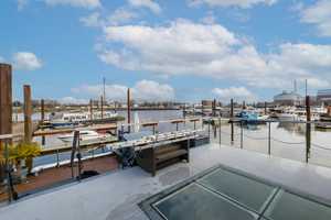 Maritimes Wohnen neu gedacht – Stilvolles, energieeffizientes Hausboot mit hochwertiger Ausstattung – Hamburg – Vorschaubild 11