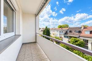 Großzügige Drei-Zimmer-Wohnung mit zwei Balkonen und Stellplatz - Frankfurt Heddernheim  – 60439 Heddernheim, Frankfurt am Main – Vorschaubild 2