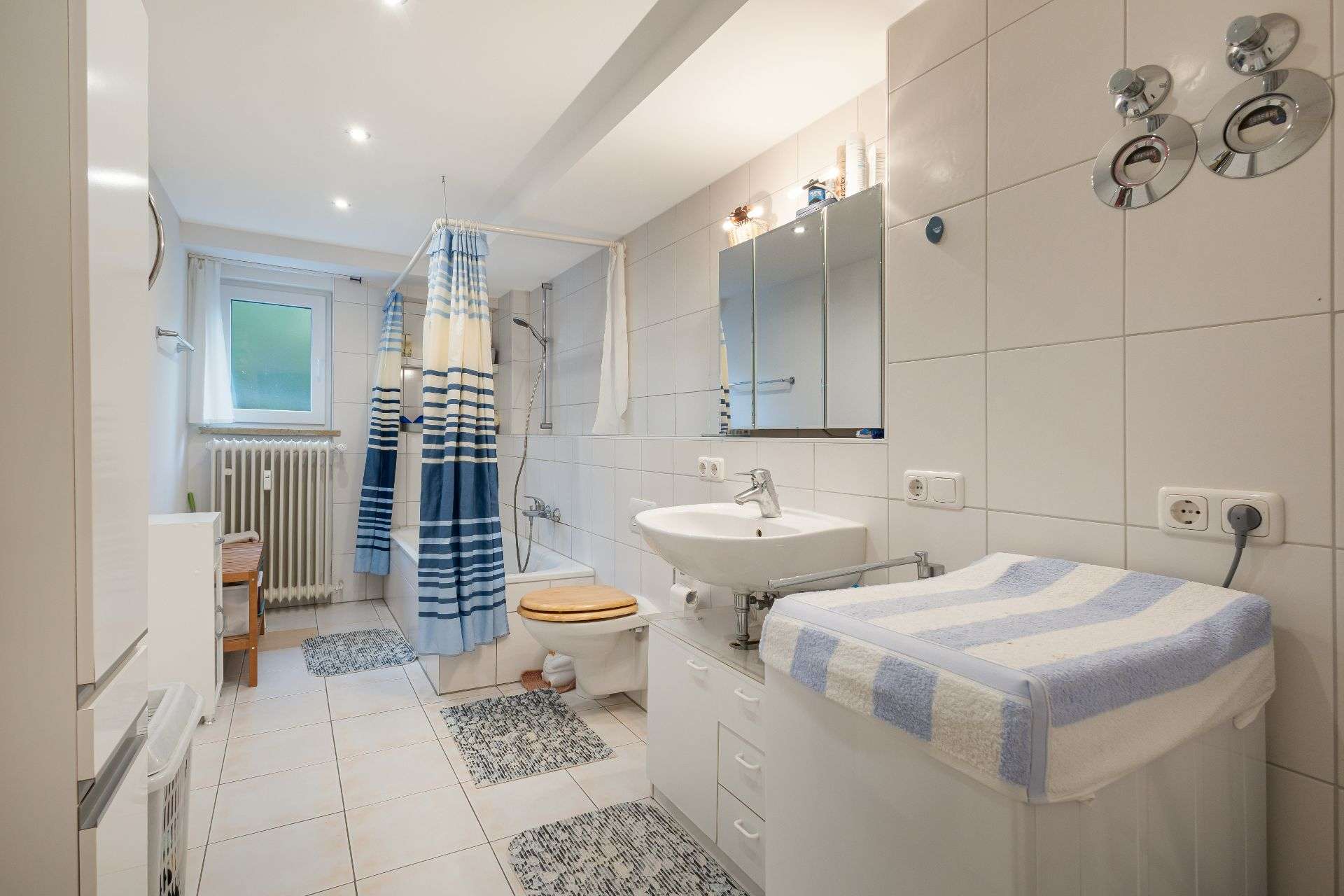 Immobilie in Schwalbach - Wohnen und Investieren: Saniertes Mehrfamilienhaus in attraktiver Feldrandlage in Schwalbach/Ts. - Bild 12