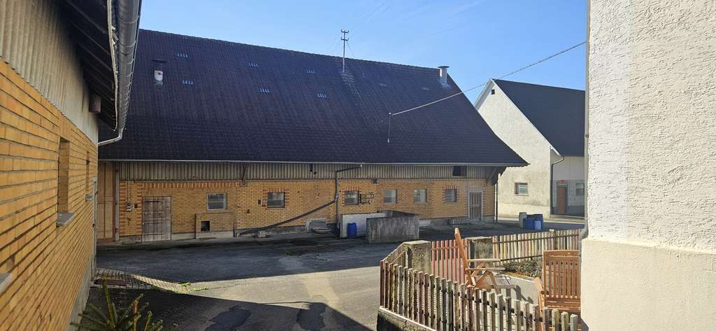 Immobilie in Hausen am Bussen - Großes Bauernhaus mit 10 Zimmern in Hausen am Bussen - Bild 2