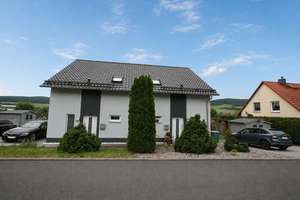 Kapitalanlage oder Mehrgenerationenwohnen – Modernes Doppelhaus in Jüchsen – Die vollständige Adresse der Immobilie erhältst du vom Anbieter., 98631 Grabfeld – Vorschaubild 1