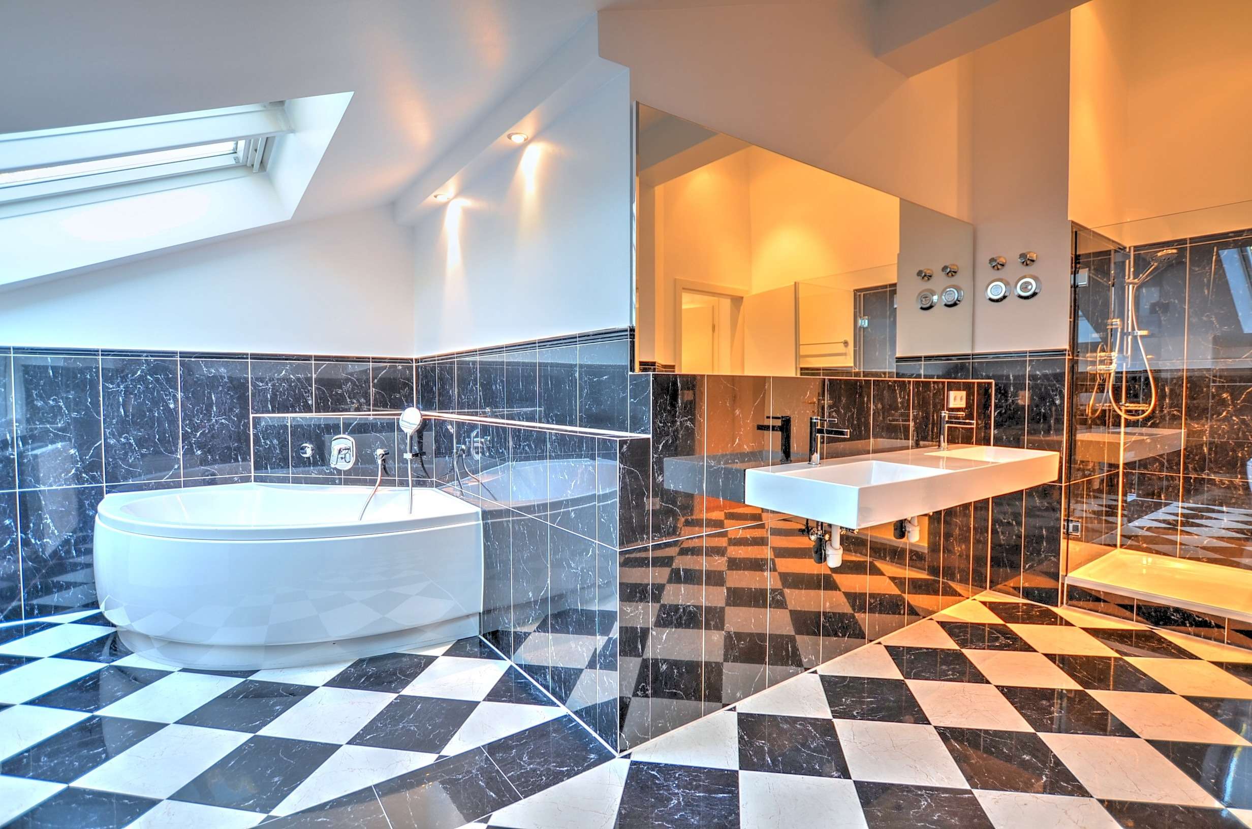 Immobilie in Grünwald - MÜNCHEN-GRÜNWALD: SONNIGES DACHGESCHOSSJUWEL MIT EXQUISITER AUSSTATTUNG! - Bild 1