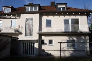 Zentral gelegene, helle 3-Zi.-Whg mit gartenseitigem Süd-Balkon