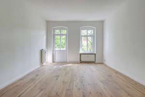 Provisionsfrei! Altbau im Grünen. Frisch sanierte und freie 2 Zimmer-Wohnung, Küche, Bad, Balkon