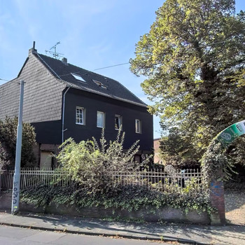 Sanierungsbedürftiges Mehrfamilienhaus mit viel Potential am Schönwasserpark!