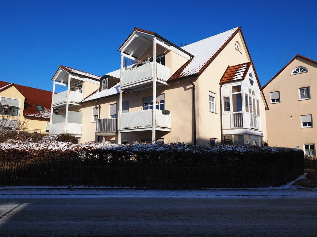 Immobilie in Neufahrn bei Freising - Attraktive 2-Zimmer-Wohnung mit Südbalkon direkt am Marktplatz von Neufahrn - Bild 1