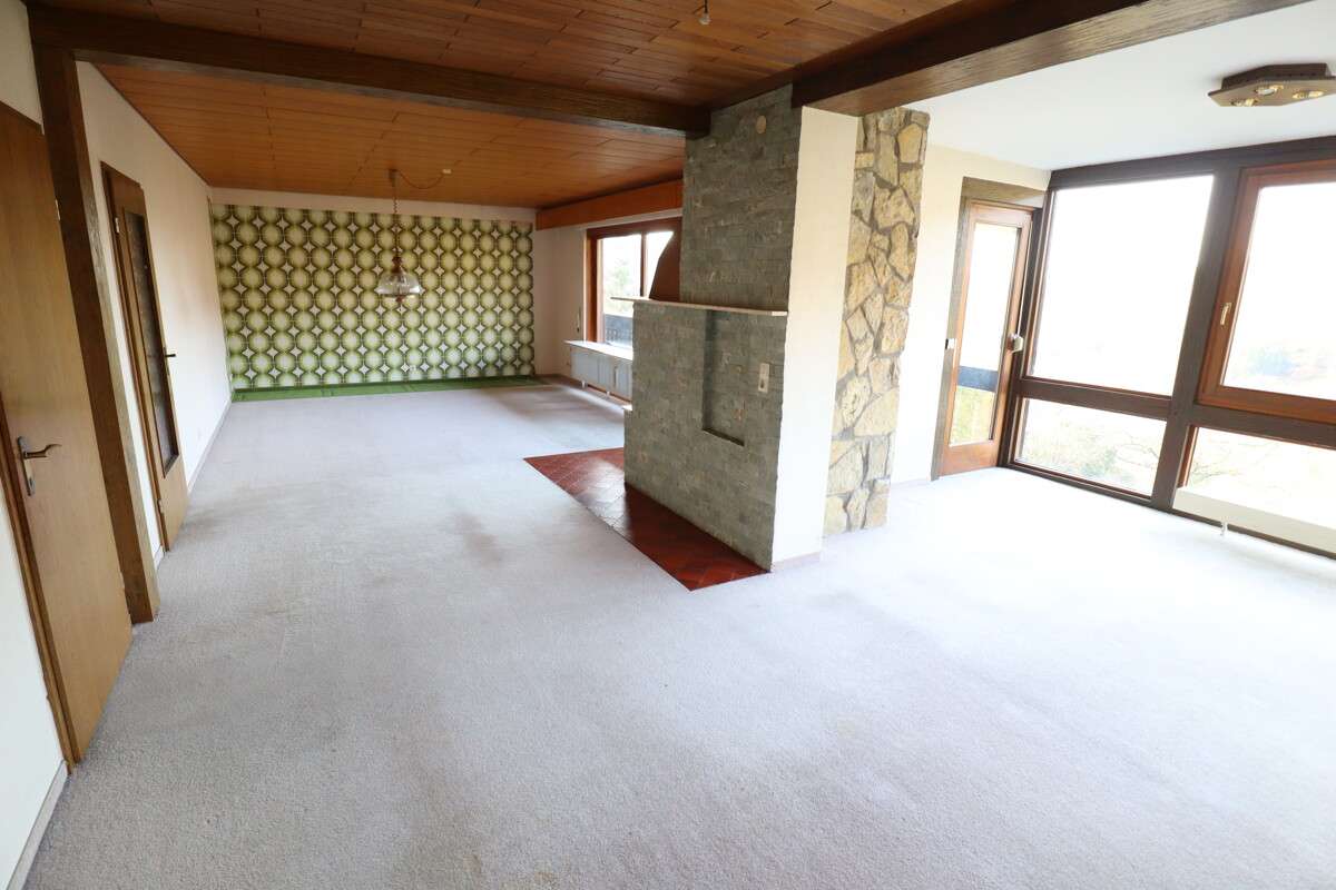 Immobilie in Ingelfingen - Großzügiges Einfamilienhaus mit vermieteter Einliegerwohnung, Garagen & naturnaher Ruhelage - Bild 3