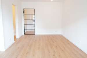 Helle und renovierte 2-Zimmer Balkon Wohnung in ruhiger Lage - sofort bezugsfertig