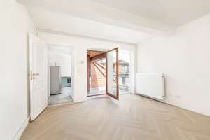Zw. Südstern und Bergmannkiez: Frisch renovierte DG-Wohnung, 3 Zimmer zzgl. Ess-Küche, Terrasse