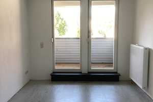 Schöne kleine 3 Zimmer Wohnung in ruhiger Lage mit Anmietung eines separaten Stellplatzes! – Heinz-Bongartz-Str. 14, 1239 Dresden – Vorschaubild 1