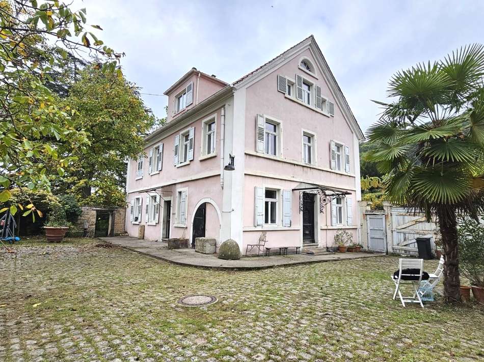 Hofansicht mit Hauptgebäude
