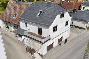 Mehrfamilienhaus mit 4 Einheiten, Scheune und Entwicklungspotenzial in Schmitten – Die vollständige Adresse der Immobilie erhältst du vom Anbieter., 61389 Schmitten – Vorschaubild 1