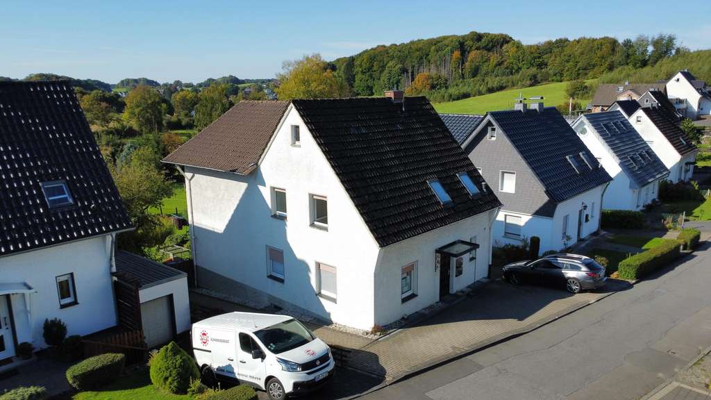 Freistehendes Zweifamilienhaus mit großem Grundstück