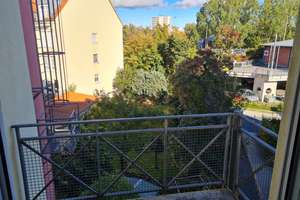 Stilvolle, geräumige 1-Zimmer-Wohnung mit Balkon und Einbauküche in Fürth